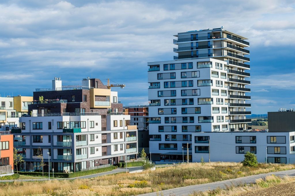 Pořizovací cena novostavby je sice mnohdy vyšší, díky energetické efektivitě se vám tato investice ale může v průběhu let vrátit.