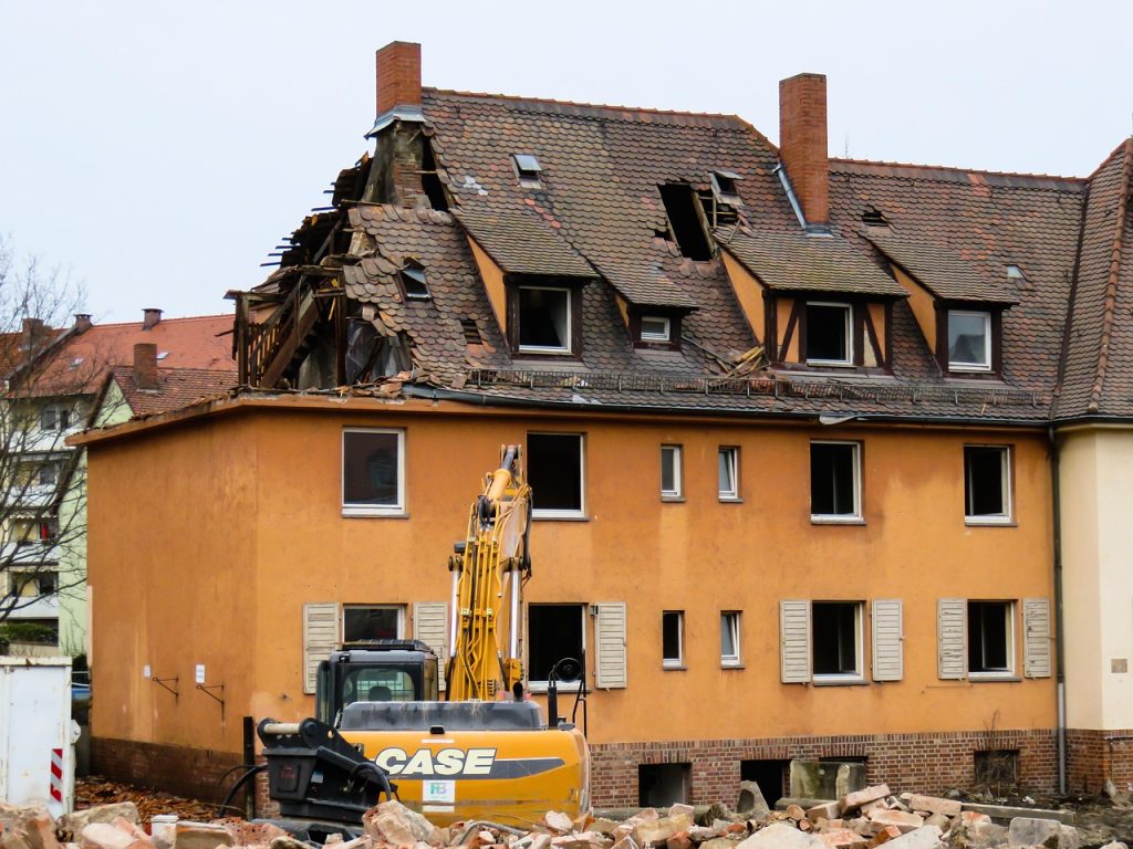 Kdy se vyplatí dům zbourat a kdy rekonstruovat?