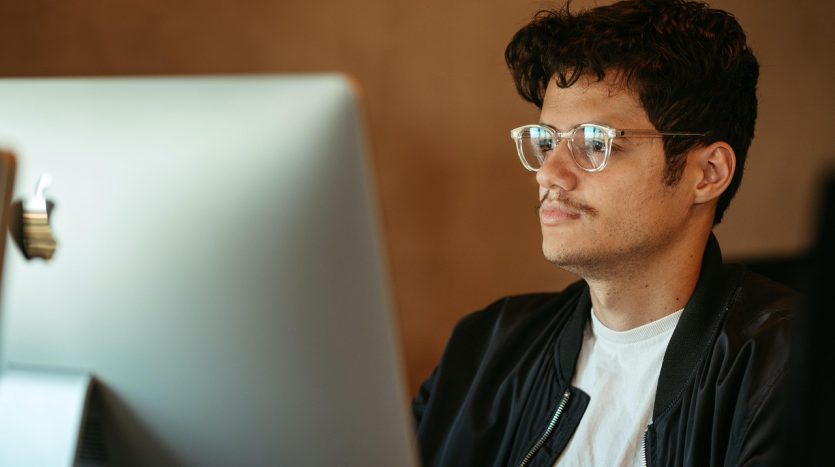 Realitní trh se neustále mění a s ním i ceny nemovitostí. Vyznat se v něm a umět ho správně vyhodnotit je klíčem k úspěšnému prodeji.